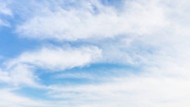 Gökyüzünde süzülen beyaz bulutlar. Bulutlar ve mavi arkaplan resmi..