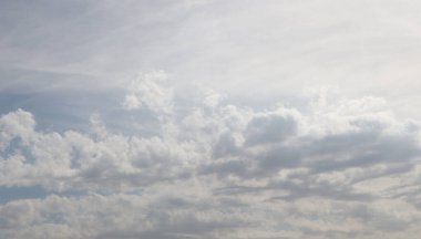 Pamuk beyaz bulutlar gökyüzünü kaplıyor.