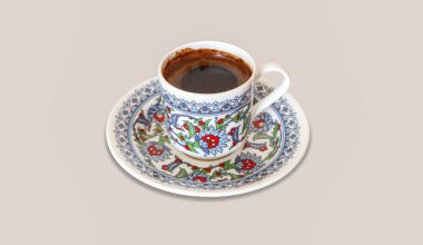 Türk kahvesi (Türk kahvesi) fincanı kahverengi arkaplanda izole.