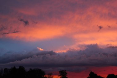 Canlı günbatımı gökyüzü. Sıcak ateş sesi. Mavi, turuncu ve sarı günbatımı gökyüzü. Yüksek kalite fotoğraf