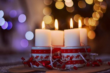 Parlak bokeh arkaplanlı Noel süslemesi ve Noel ruhunda Noel Işıkları.