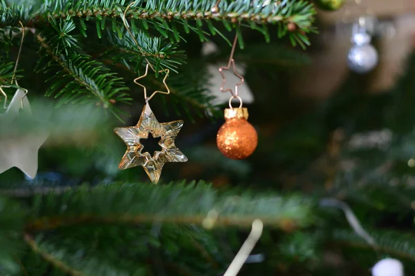 輝くボケの背景とクリスマスの精神の休日の光とクリスマスの装飾 — ストック写真