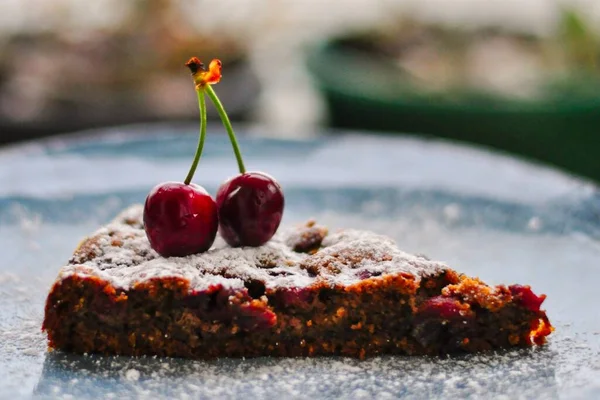 Kabuklu ev yapımı vişneli fındıklı turta veya tart. 