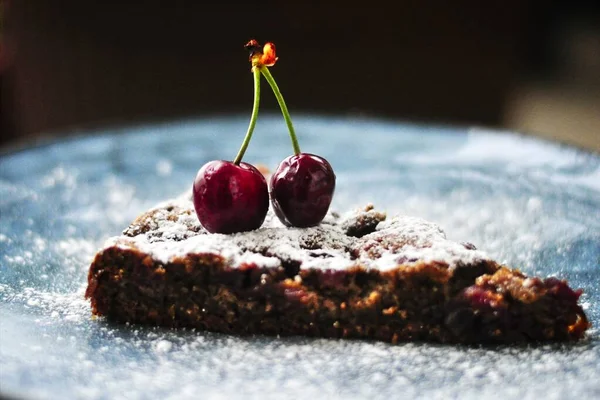 Kabuklu ev yapımı vişneli fındıklı turta veya tart. 