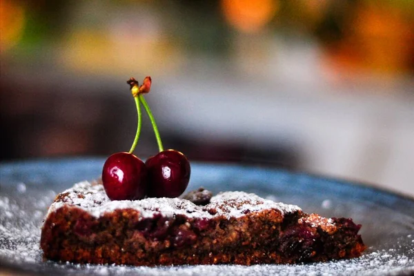 Kabuklu ev yapımı vişneli fındıklı turta veya tart. 