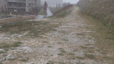Regensburg, Almanya: ilk kar yağışı. Yaya yolunda yürüyorum..