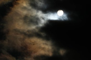 karanlık Bulutların arasından parlayan ışık ışınları