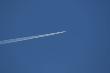 Gökyüzünde bir uçak ve buhar var.