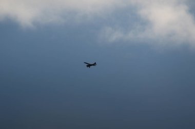 Mavi gökyüzünde uçan küçük bir uçak