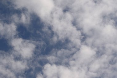 Açık mavi gökyüzü ve beyaz bulutlar