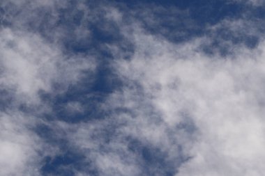 Açık mavi gökyüzü ve beyaz bulutlar