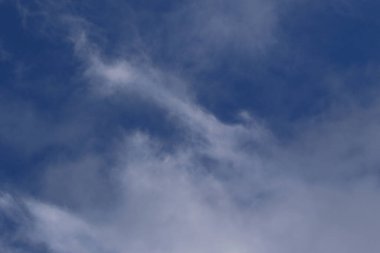 Açık mavi gökyüzü ve beyaz bulutlar