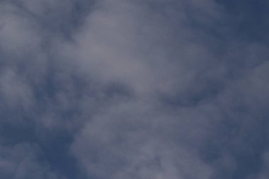 Açık mavi gökyüzü ve beyaz bulutlar