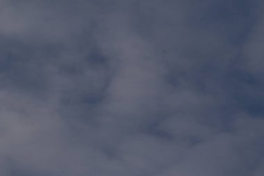 Açık mavi gökyüzü ve beyaz bulutlar