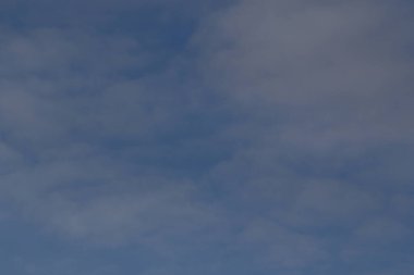 Açık mavi gökyüzü ve beyaz bulutlar