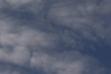 Açık mavi gökyüzü ve beyaz bulutlar