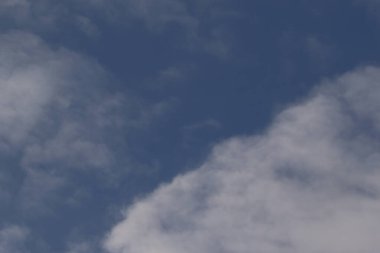 Açık mavi gökyüzü ve beyaz bulutlar