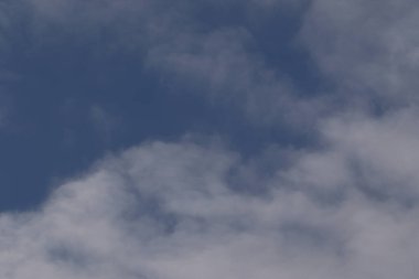 Açık mavi gökyüzü ve beyaz bulutlar