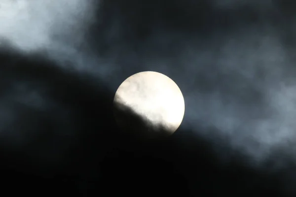 Disco Solar Detrás Nubes Retroiluminadas — Foto de Stock