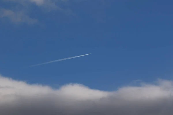 Avião Trilhas Vapor Céu — Fotografia de Stock
