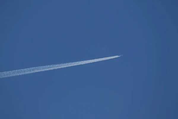 飞机和水汽在天空中飞驰 — 图库照片