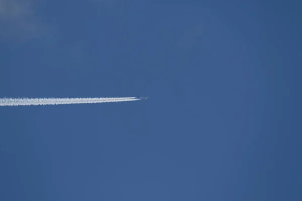 Gökyüzünde Bir Uçak Buhar Var — Stok fotoğraf