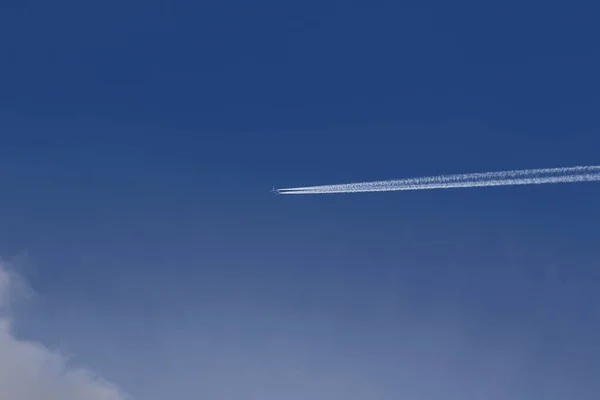 Gökyüzünde Bir Uçak Buhar Var — Stok fotoğraf