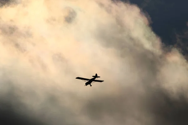 Kis Gép Repül Égen Sötét Felhők Ellen — Stock Fotó