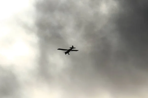Μικρό Αεροπλάνο Που Πετάει Στον Ουρανό Ενάντια Στα Μαύρα Σύννεφα — Φωτογραφία Αρχείου
