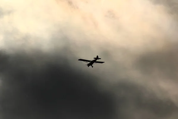 Kis Gép Repül Égen Sötét Felhők Ellen — Stock Fotó