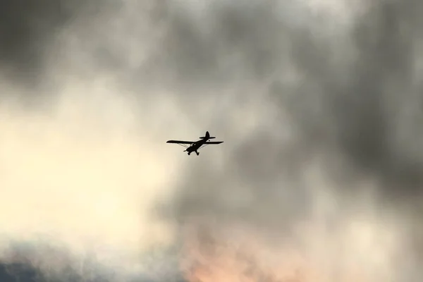 Avion Mic Care Zboară Cer Împotriva Norilor Întunecați — Fotografie, imagine de stoc