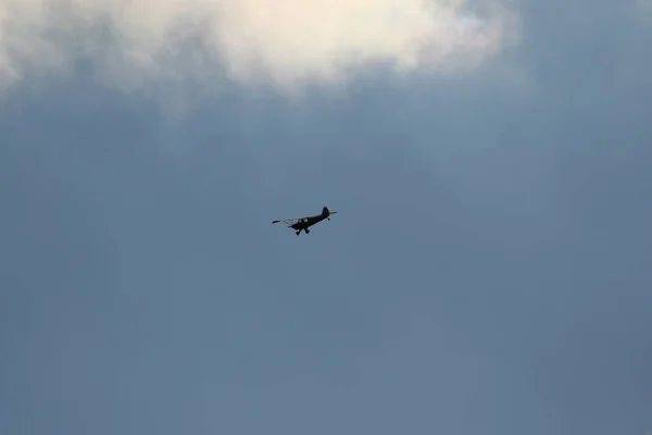 Klein Vliegtuig Vliegend Een Blauwe Lucht — Stockfoto