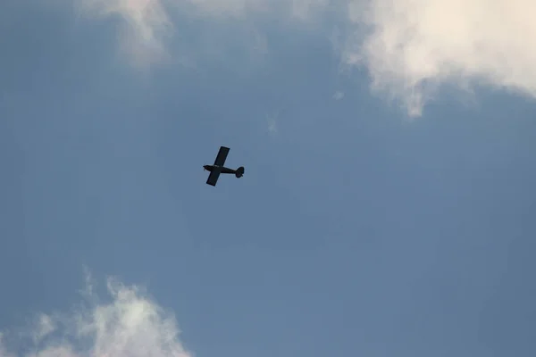 Kleines Flugzeug Fliegt Blauen Himmel — Stockfoto