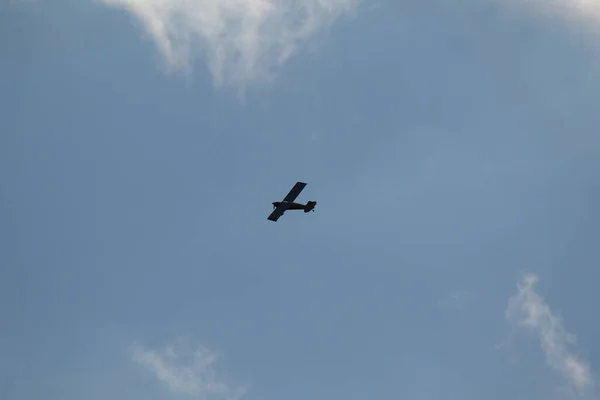 青い空を飛ぶ小さな飛行機 — ストック写真