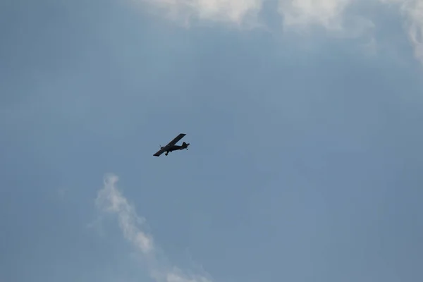 Mavi Gökyüzünde Uçan Küçük Bir Uçak — Stok fotoğraf
