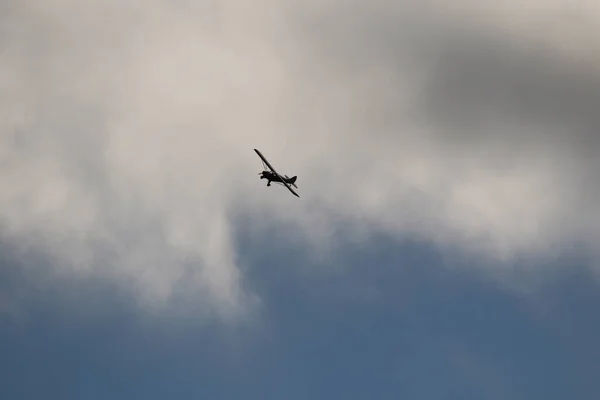 Gökyüzünde Kara Bulutlara Karşı Uçan Küçük Bir Uçak — Stok fotoğraf