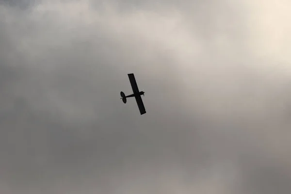 Маленький Самолет Летящий Небе Против Темных Облаков — стоковое фото