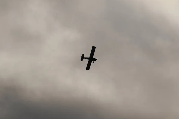 Malé Letadlo Letící Obloze Proti Tmavým Mrakům — Stock fotografie
