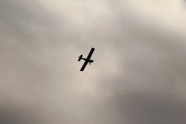 먹구름을 하늘을 비행기 — 스톡 사진
