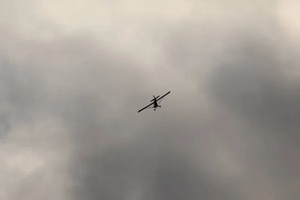 Kleine Vliegtuig Vliegen Lucht Tegen Donkere Wolken — Stockfoto