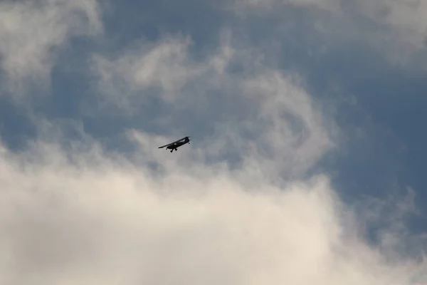 Маленький Самолет Летящий Небе Против Темных Облаков — стоковое фото