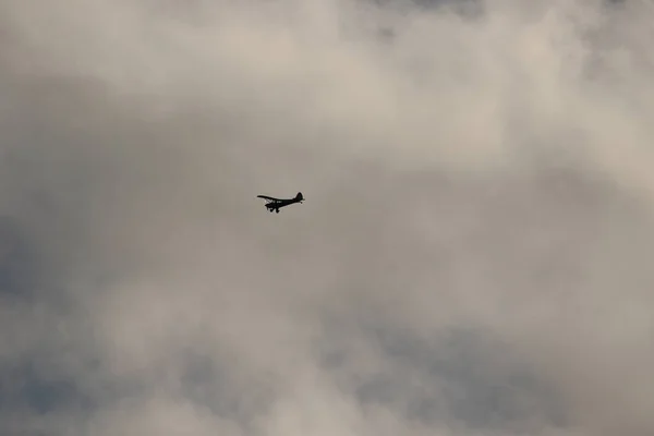 Kleinflugzeug Fliegt Himmel Gegen Dunkle Wolken — Stockfoto