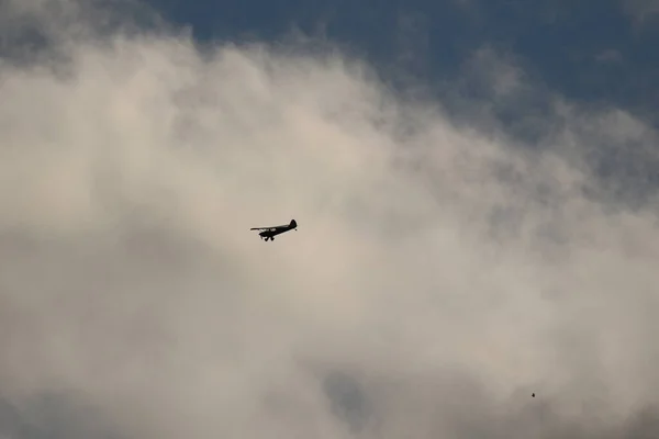 Små Plan Flyger Himlen Mot Mörka Moln — Stockfoto