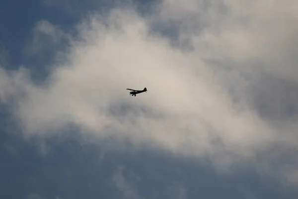 Pequeno Avião Voando Céu Contra Nuvens Escuras — Fotografia de Stock