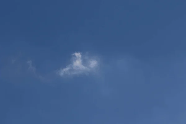 Прозоре Блакитне Небо Білі Хмари — стокове фото