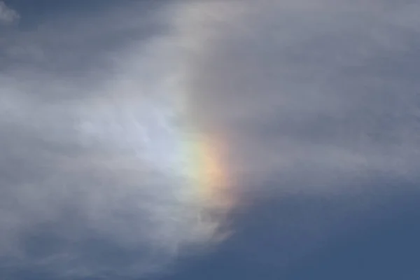 青い空の虹色の雲 — ストック写真