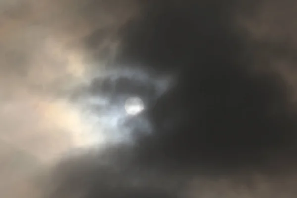 Dysk Słoneczny Podświetlonymi Chmurami — Zdjęcie stockowe