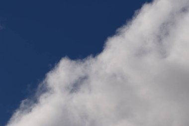 Açık mavi gökyüzü ve beyaz bulutlar