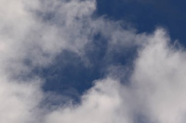 Açık mavi gökyüzü ve beyaz bulutlar