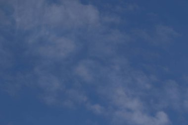 Açık mavi gökyüzü ve beyaz bulutlar